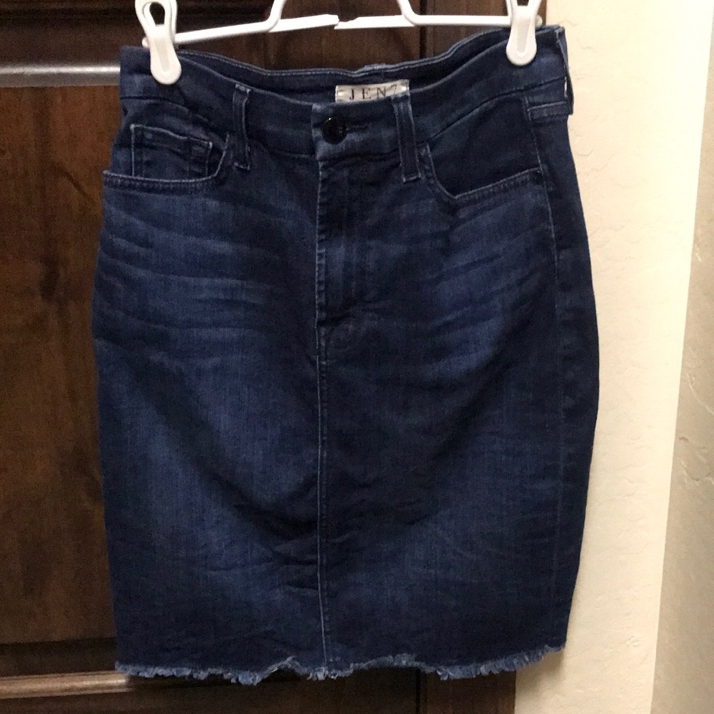 Size 6 lightweight and stretchy Jean skirt